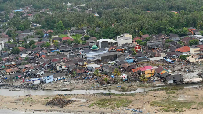 Foto udara kerusakan akibat tsunami Selat Sunda di wilayah pesisir Pandeglang, Banten, Minggu, 23 Desember 2018.