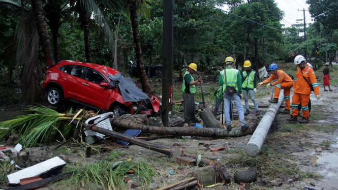 Kondisi Pantai Anyer dan Carita Pasca Tsunami.