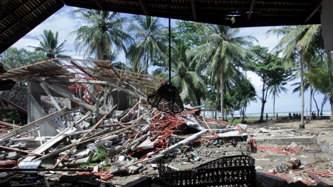 Pantai Anyer Dan Carita Luluh Lantak Disapu Tsunami