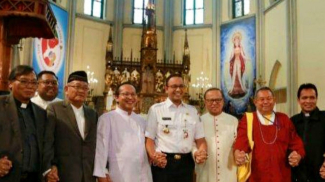 Gubernur DKI Jakarta Anies Baswedan mengunjungi gereja Katedral Jakarta