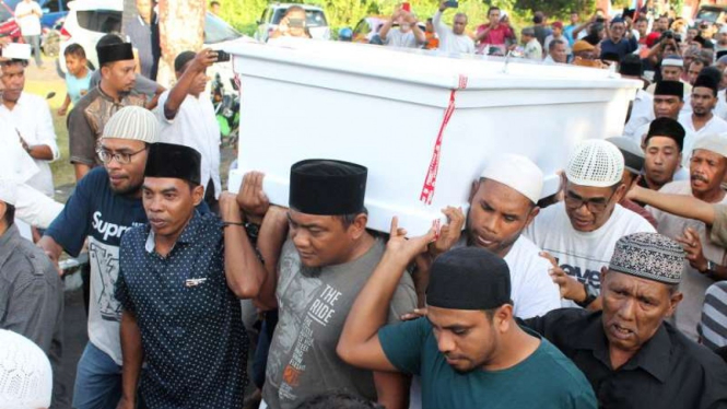 Jenazah gitaris Seventeen, Herman Sikumbang tiba di Tidore.