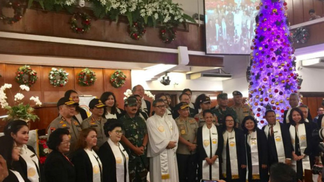 Kapolri dan Panglima TNI di Gereja GPIB Paulus, Menteng Senin malam