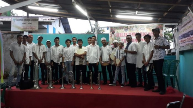 Pemain musik hadrad dari komunitas muslim Tanah Lapang Kecil (Talake) dan band terompet gereja GPM Rehoboth usai tampil bersama dalam perayaan Natal di kota Ambon beberapa waktu lalu.