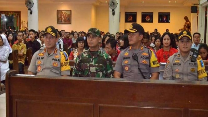 Kapolresta Tangerang Kombes Pol Sabilul Alif bersama jemaat gereja