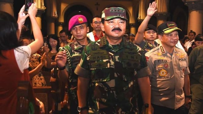 Panglima TNI Marsekal Hadi Tjahjanto bersama Kapolri meninjau misa Natal