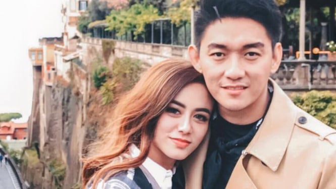 Ifan Seventeen dan mendiang sang istri, Dylan Sahara.