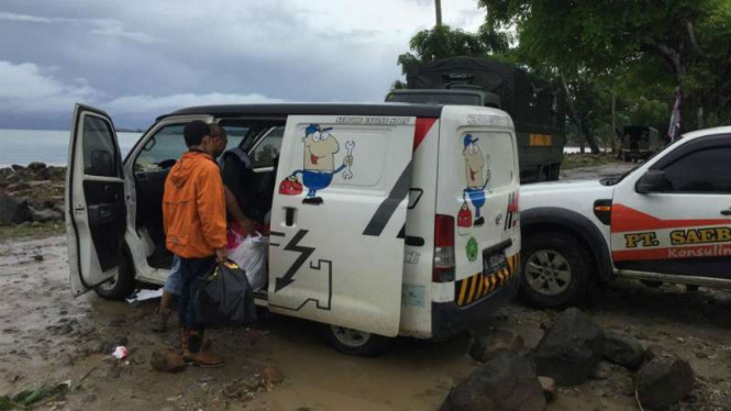 Dartono, seorang offroader, bersama rekan-rekannya menembus akses jalan yang terisolasi akibat tsunami di Kecamatan Sumur di Kabupaten Pandeglang, Banten.