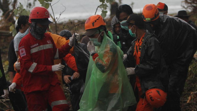 Evakuasi Jenazah Korban Tsunami Selat Sunda