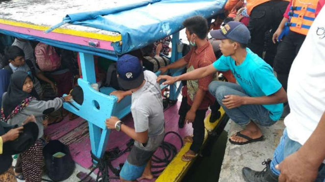 Warga Pulau Sebesi mengungsi ke Kalianda akibat bencana tsunami.