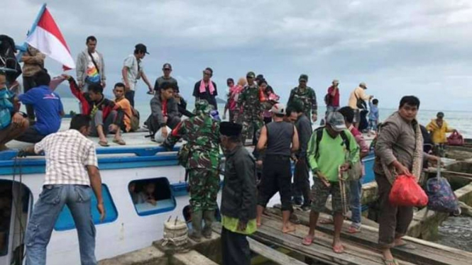 Warga Pulau Sebesi mengungsi ke Kalianda akibat bencana tsunami.