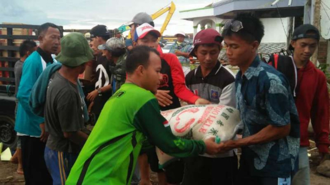 Yayasan Satu Untuk Negeri tvOne salurkan bantuan pemirsa untuk korban tsunami.