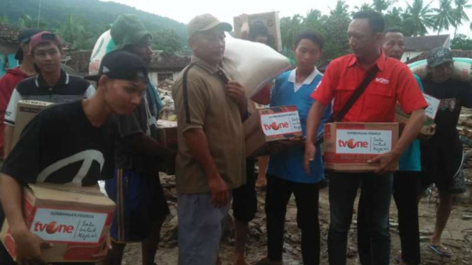 Yayasan Satu Untuk Negeri tvOne salurkan bantuan pemirsa untuk korban tsunami.