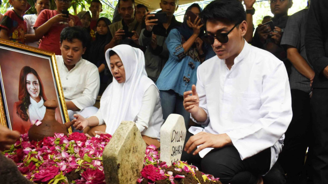 Vokalis band Seventeen, Riefian Fajarsyah alias Ifan (kanan) berdoa di makam istrinya Dylan Sahara seusai pemakaman di Tempat Pemakaman Umum Tamanarum, Kabupaten Ponorogo, Jawa Timur, Selasa, 25 Desember 2018.