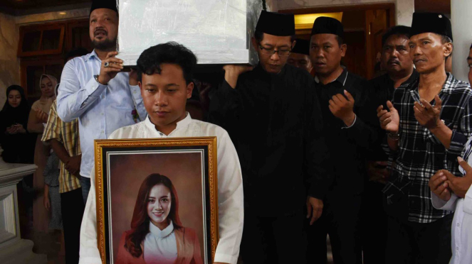 Sejumlah orang mengusung peti jenazah Dylan Sahara, istri vokalis band Seventeen, Riefian Fajarsyah alias Ifan di rumah duka Kelurahan Kepatihan, Ponorogo, Jawa Timur, Selasa, 25 Desember 2018.