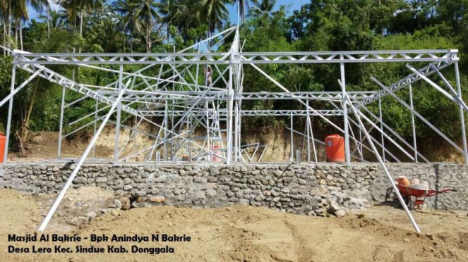 Pembangunan Masjid Al Bakrie di Desa Lere, Kabupaten Donggala, Sulawesi Tengah.