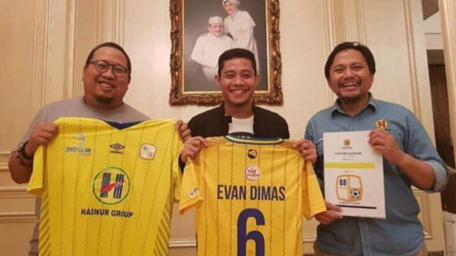 Barito Putera resmi mendatangkan Evan Dimas (tengah)