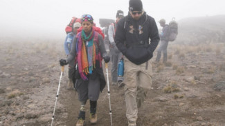 Kisah Mona Patel Ajak Penderita Amputasi Daki Kilimanjaro
