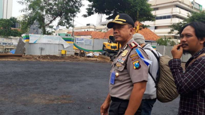 Kapolrestabes Surabaya Kombes Pol Rudi Setiawan meninjau pemulihan jalan ambles