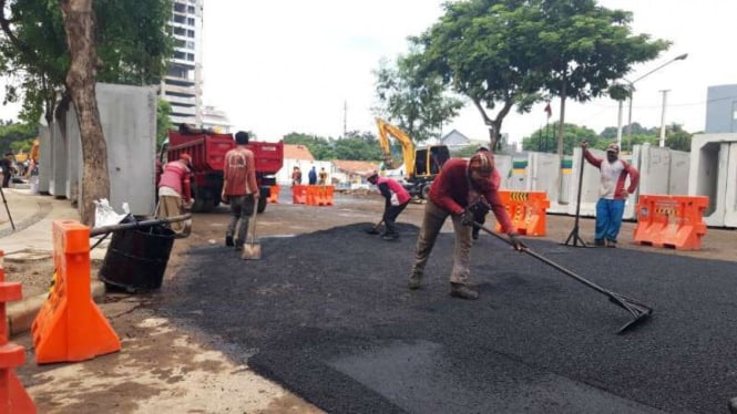 Pengaspalan di jalan Raya Gubeng Surabaya, Jawa Timur