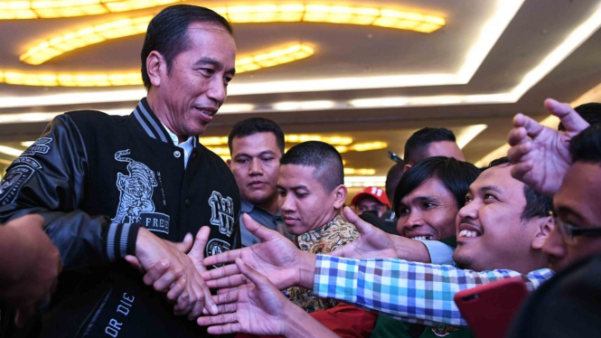Calon Presiden nomor urut 01, Joko Widodo (kiri)