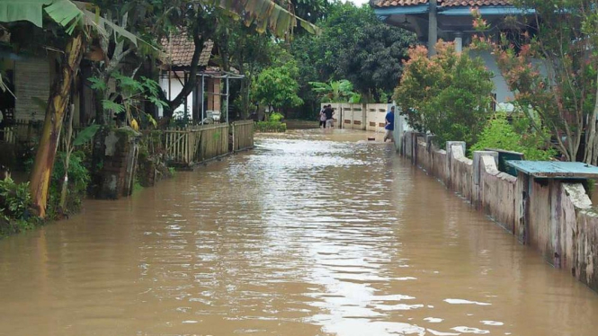 Banjir di jalur altenatif menuju pantai Anyer dan Carita.