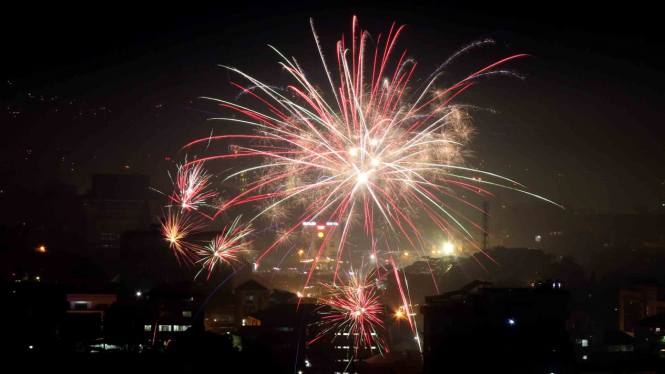 Warga menggelar pesta kembang api saat perayaan Hari Natal di Ambon, Maluku