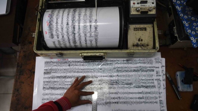 Petugas memeriksa data rekam seismograf pemantau aktivitas Gunung Anak Krakatau (GAK) di Pos Pengamatan GAK Pasauran, Serang, Banten