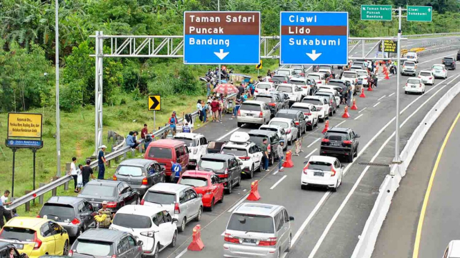 Antrean kendaraan memadati pintu keluar gerbang tol Ciawi menuju jalur Puncak, Kabupaten Bogor, Jawa Barat, Selasa, 25 Desember 2018.