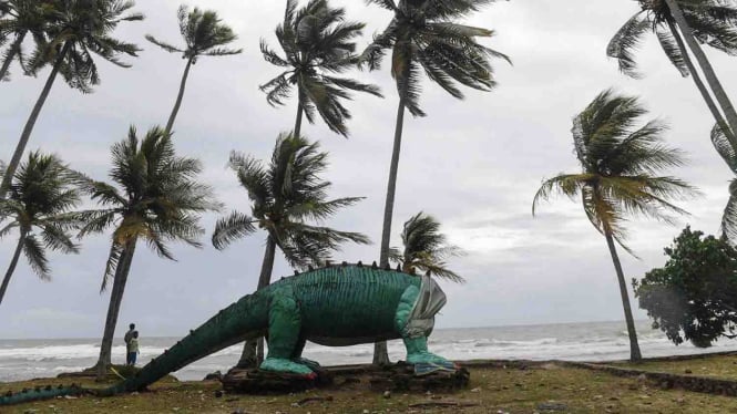 Sebuah patung dinosaurus yang rusak di bibir pantai yang terdampak tsunami, kawasan Cinangka, Serang, Banten