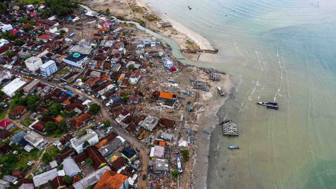 Pemandangan kawasan Kecamatan Sumur yang hancur diterjang gelombang tsunami Selat Sunda di Pandeglang, Banten