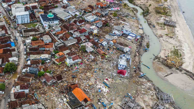 Pemandangan kawasan Kecamatan Sumur yang hancur diterjang gelombang tsunami Selat Sunda di Pandeglang, Banten