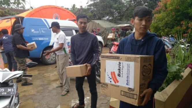 Penyaluran bantuan dari Bakrie Amanah untuk pengungsi tsunami Banten