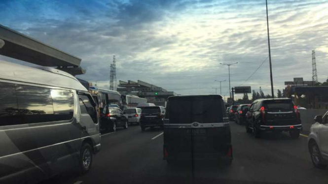 Kemacetan di Jalan Tol Jakarta-Cikampek.