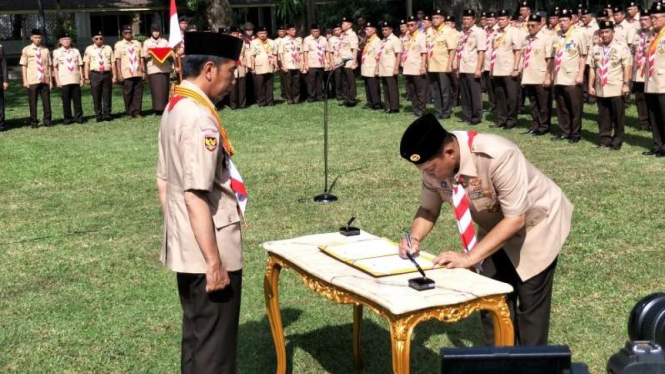 Jokowi lantik Buwas jadi Ketua Kwarnas Pramuka.