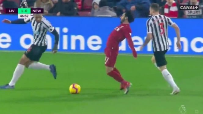 Aksi diving Mohamed Salah di laga lawan Newcastle United