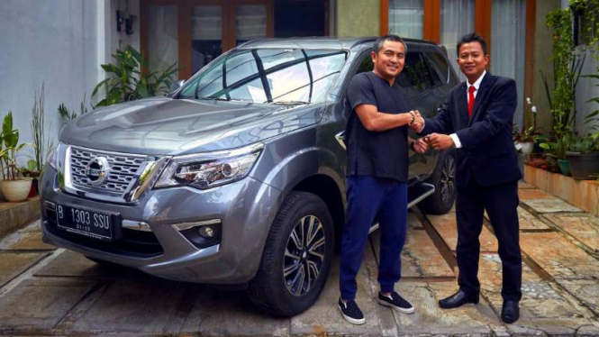 Serah terima New Nissan Terra ke konsumen pertama.