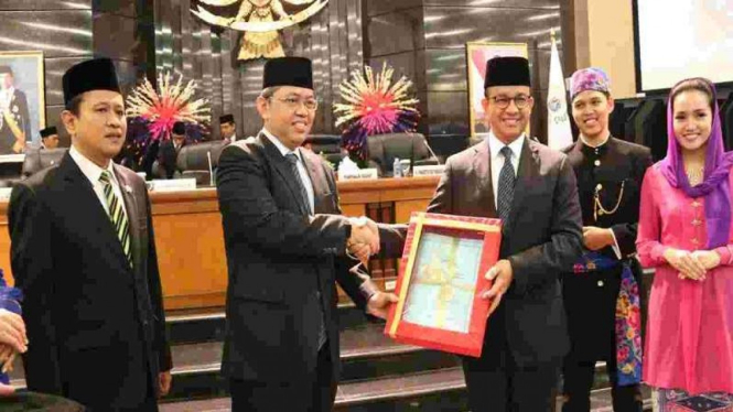 Gubernur DKI Jakarta Anies Baswedan bersama pimpinan DPRD DKI Jakarta