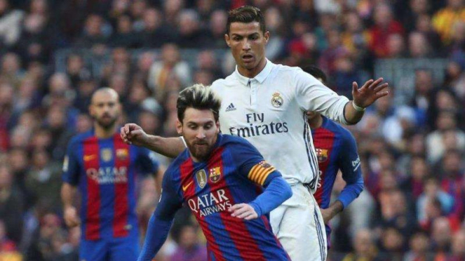 Lionel Messi (depan) dan Cristiano Ronaldo (belakang)