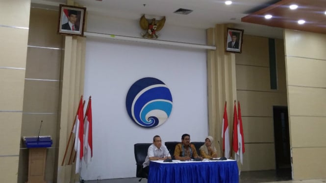 Dirjen SDPPI Kementerian Kominfo, Ismail (tengah) saat konferensi pers.