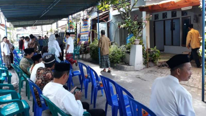 Para pelayat di rumah duka Munawwir Abdul Fatah, ulama kharismatik sekaligus salah satu penyusun kamus Al-Bisyri, di Kabupaten Bantul, DI Yogyakarta, pada Jumat, 28 Desember 2018.