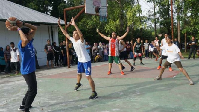 Cawapres nomor urut 02 Sandiaga Uno bermain basket di kawasan Stadion Manahan 