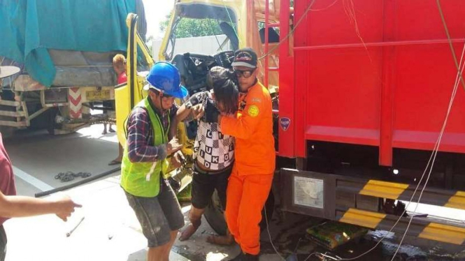 Kecelakaan Truk  di  Tol Batang Semarang  Satu Tewas
