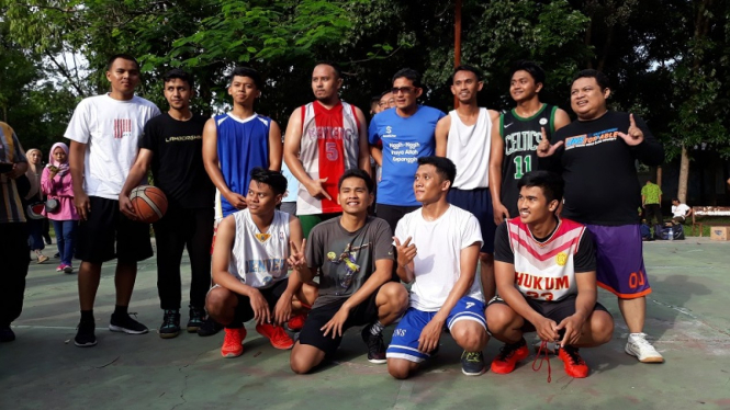 Cawapres Sandiaga Uno bermain basket di Solo