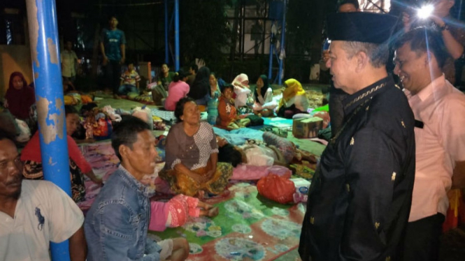 Wakil Gubernur Sumatera Barat Nasrul Abit di tenda pengungsi tsunami