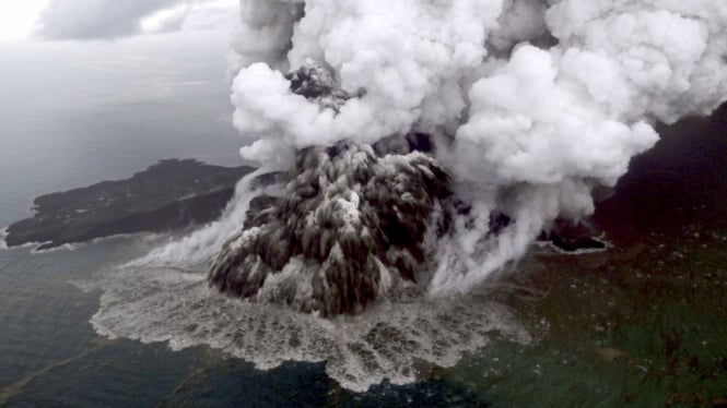 Gunung Anak Krakatau saat meletus pada 23 Desember 2018 lalu. - EPA/Nurul Hidayat/Bisnis Indonesia