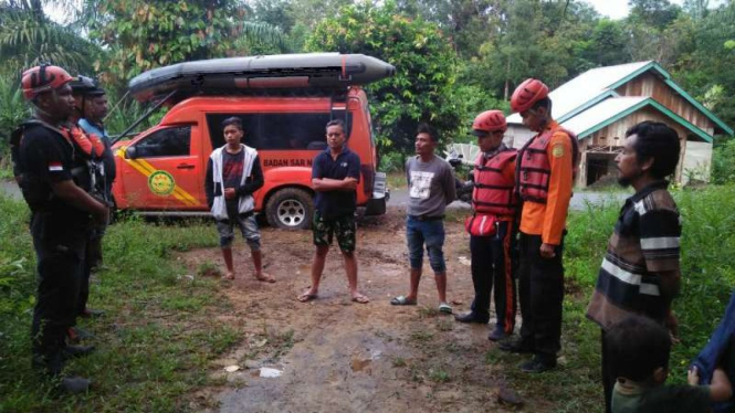 Tim SAR bersiap mencari dua dari tiga orang pencari ikan yang hilang setelah terseret arus deras sungai di Pasaman Barat, Sumatera Barat, pada Senin, 31 Desember 2018.