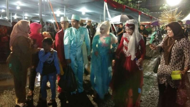 Peserta nikah massal di Jakarta saat malam tahun baru 2019