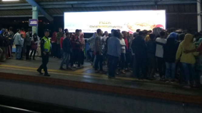 Kepadatan penumpang di Stasiun Juanda jelang tahun baru 2019.