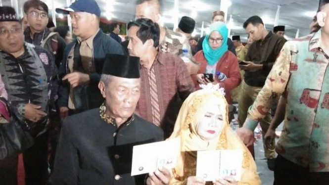 Pasangan tertua nikah massal malam tahun baru 2019 di Jakarta.