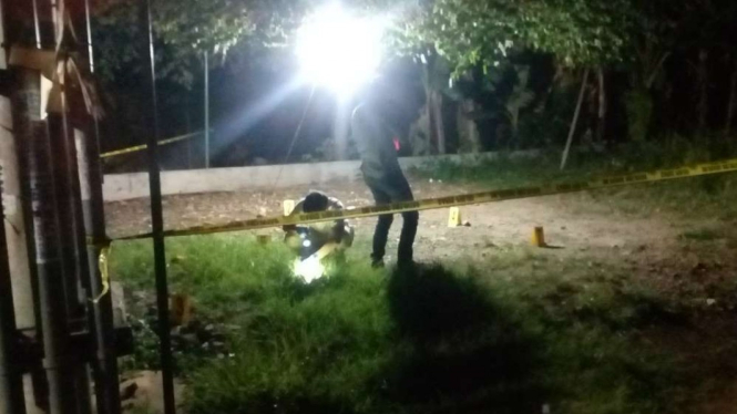 Polisi Olah TKP penemuan mayat Polisi di Depok, Jawa Barat.